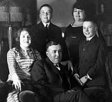 Ed with Joan, Hully, Emma and Jack in the Tarzana living room