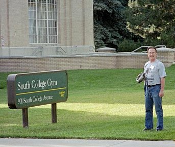 Wayne in front of the gym where Morris trained: Dum-Dum 2004